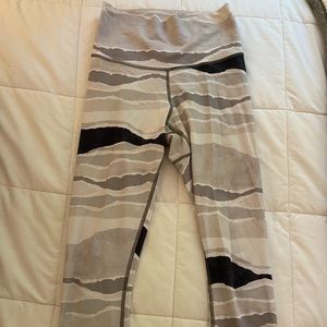 Lululemon size 4 black and white printed leggings